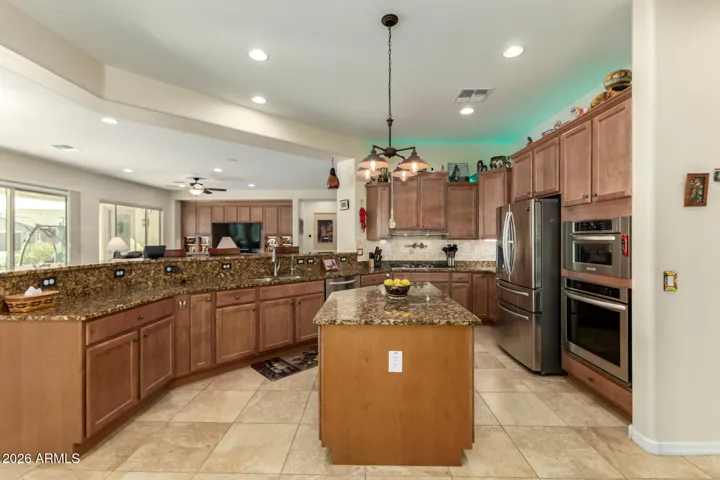Spacious kitchen w/ center island