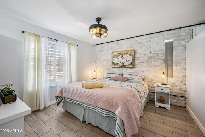 Light and bright separate bedroom in guest casita!