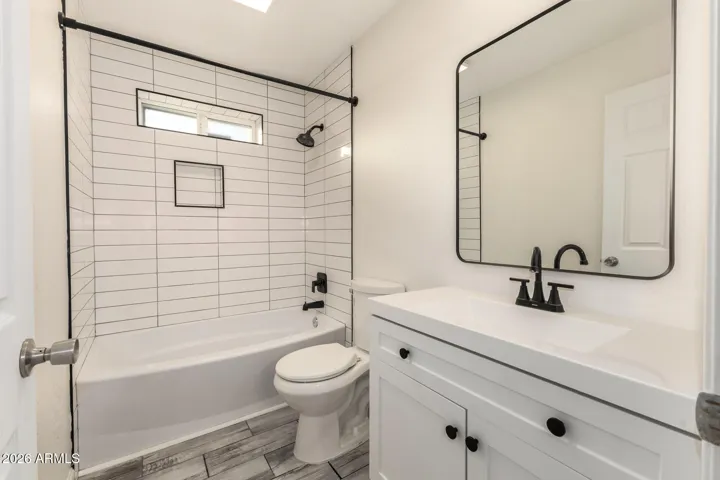 Main House - Guest Bath