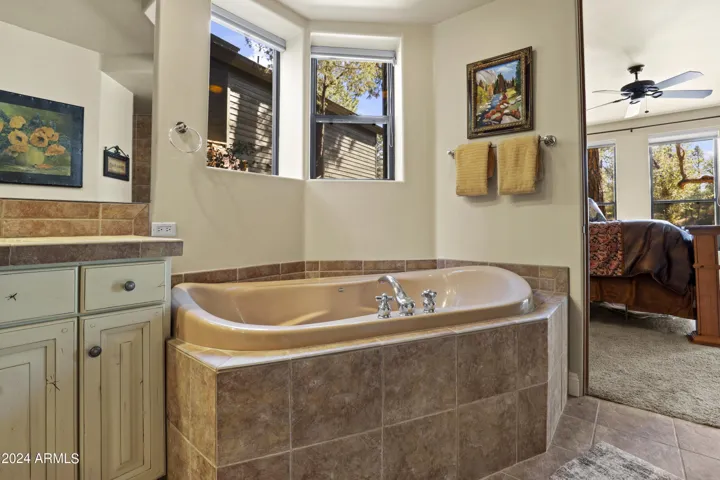 Soaking tub in Master bedroom #3