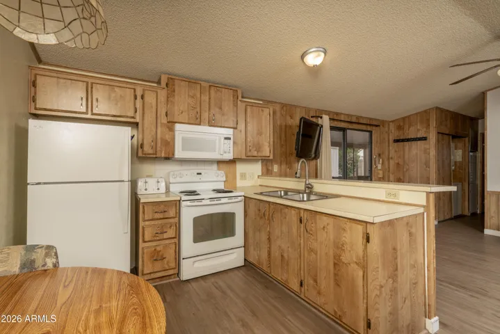 Kitchen / dining