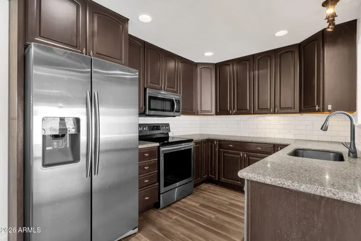 High kitchen cabinets for maximize storage