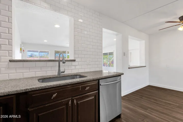 Undermount sink, granite countertops