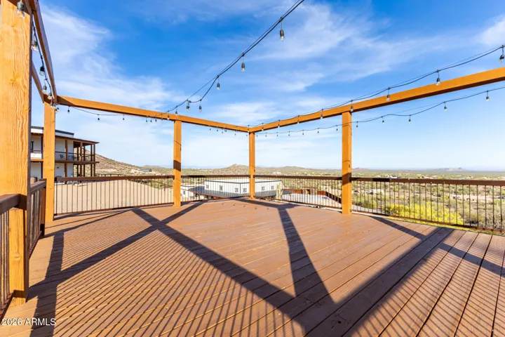 imagine all the parties on this raised deck!