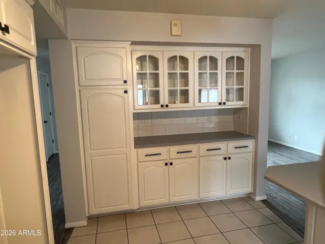 Lovely Cabinet light arrangement underneath.