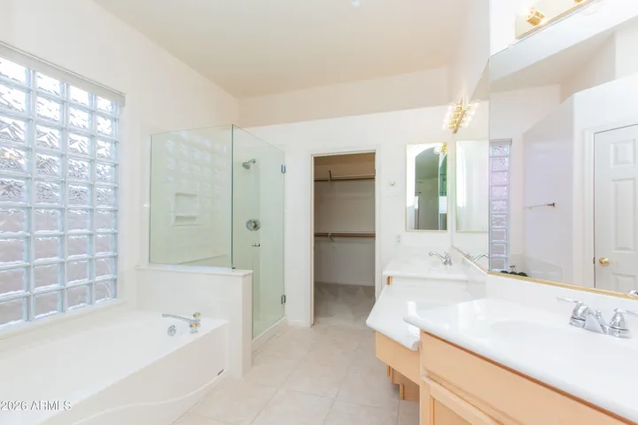 Ensuite w/ walk in closet