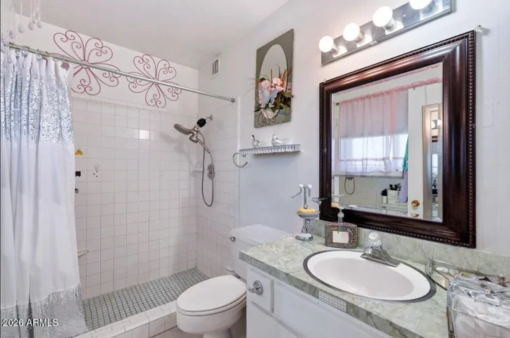 Primary bathroom (bathroom 1)