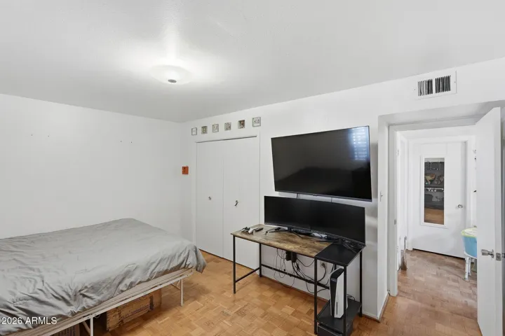 Guest bedroom (west facing)