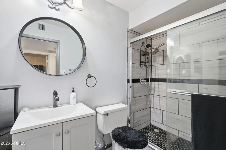 Guest bathroom (bathroom 2)
