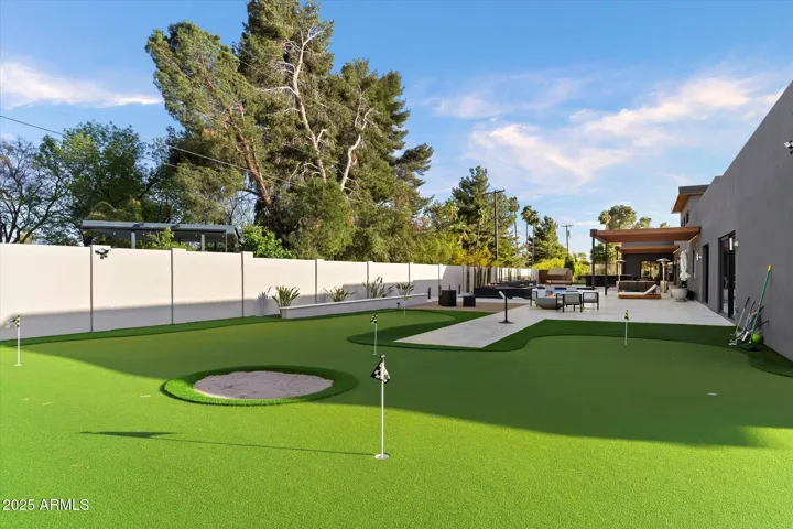 Unique characteristics: -well above average size -high-end synthetic grass -undulating surface
-multiple sand traps