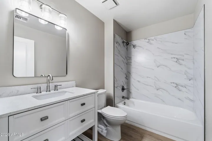 Guest bath with tub/shower
