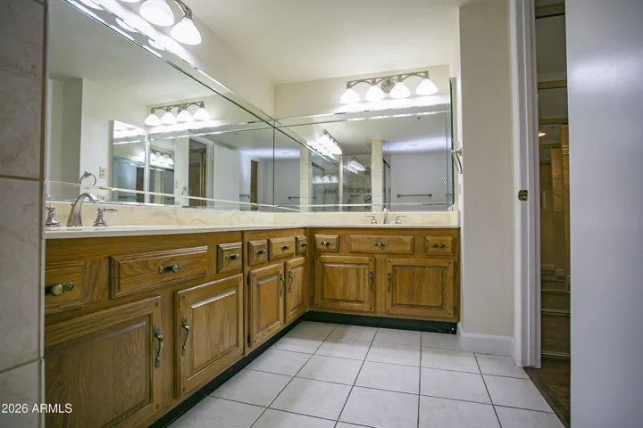 Large vanity with 2 sinks