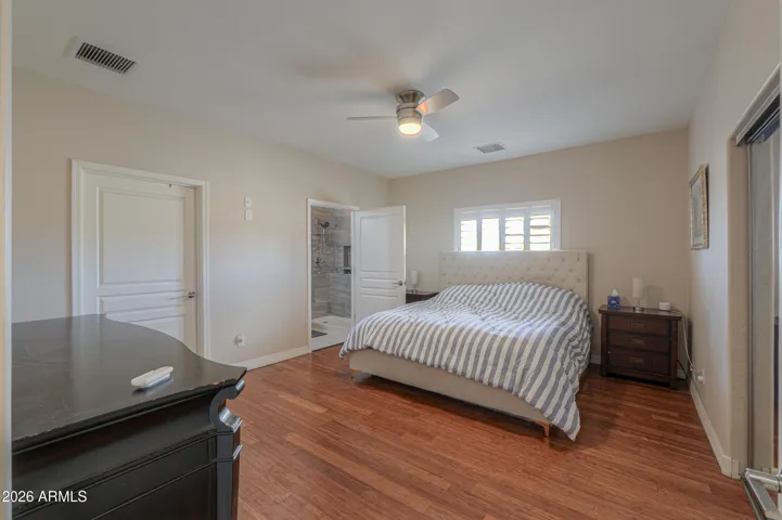 Guest room en suite.