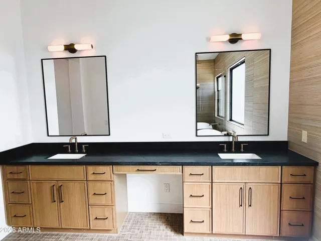Dual Sinks in Owners Suite