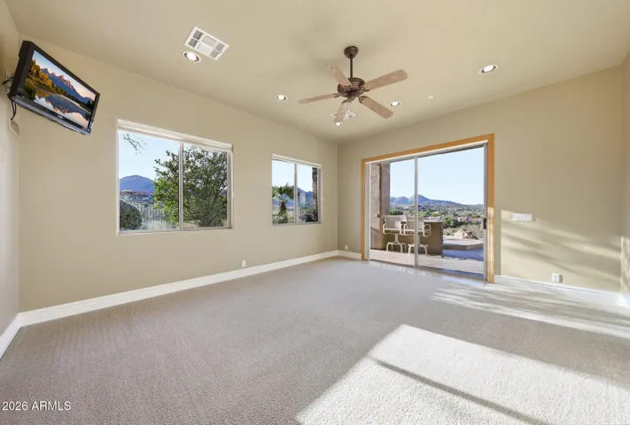 Large guest suite with outdoor access and walk in closet