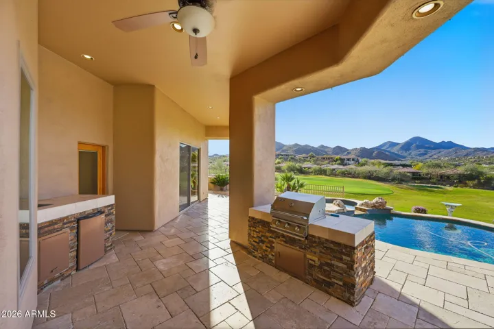 Outdoor built in bbq & kitchenette