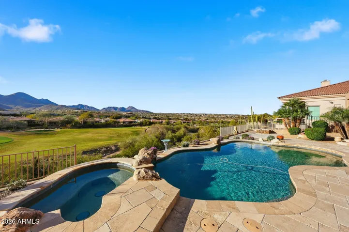 Sparkly pool & spa with these VIEWS!!