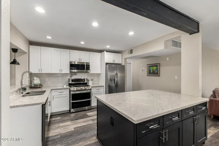 Main Home Entertainer's Kitchen w/ Gas Stove!