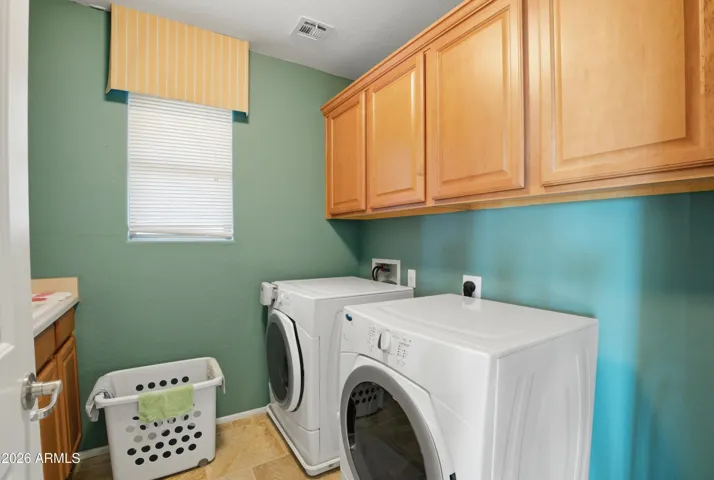 Nice open laundry room!