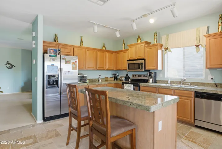 Nice open concept kitchen perfect for cooking!