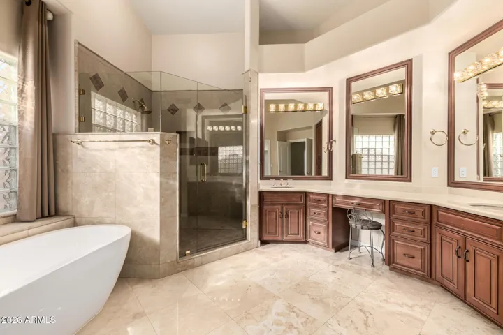 with Free standing soaking tub