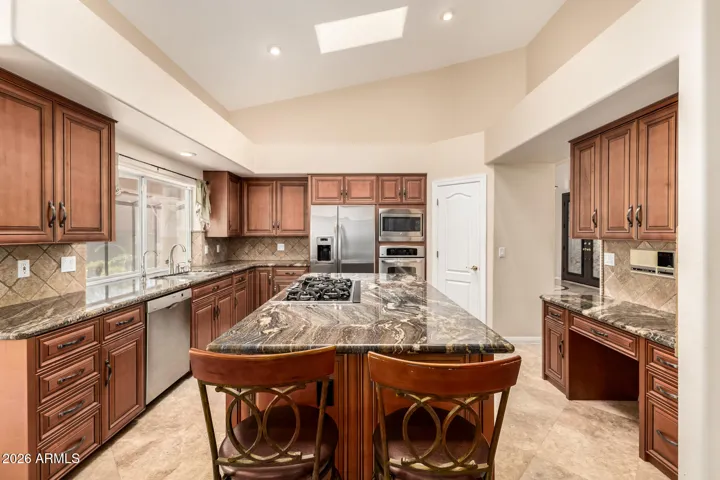 With Gas cooktop, Bosch dishwasher, stainless steel appliances