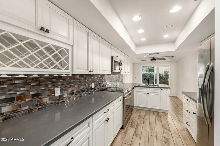 Large Kitchen w/Lots of Cabinets