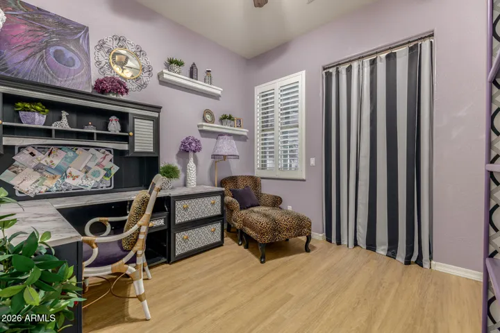 Secondary bedroom.