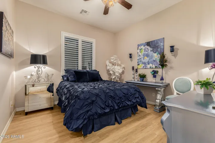 Secondary bedroom.