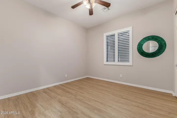 Secondary bedroom.