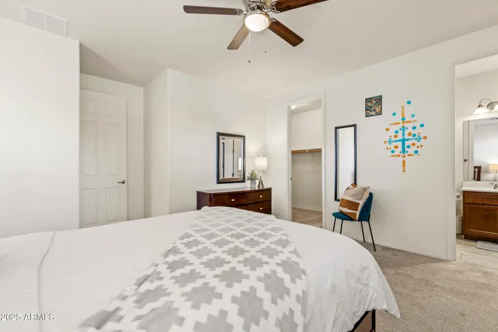 Complete with an ensuite bathroom & walk-in closet