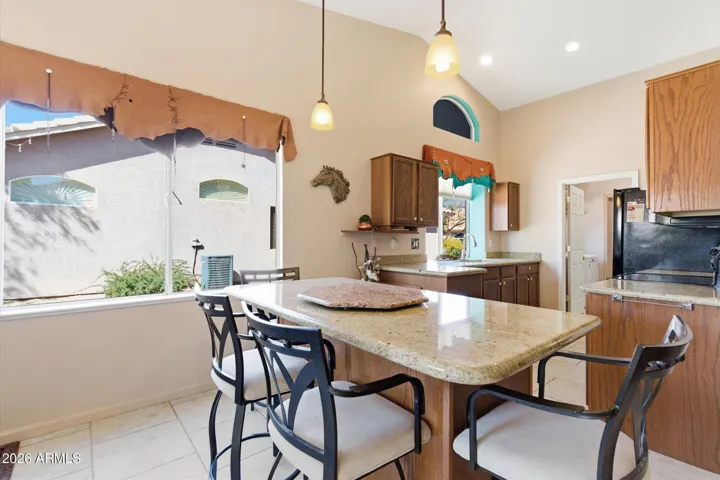 Large breakfast bar ideal for casual dining and entertaining.