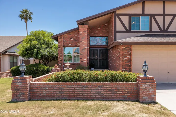 Start living your best life today in this spacious home with great location close to the Kierland Commons and Scottsdale Quarter.
