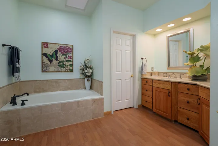 dual sinks in primary bathroom