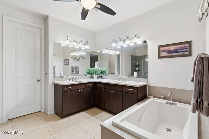 With Soaking Tub