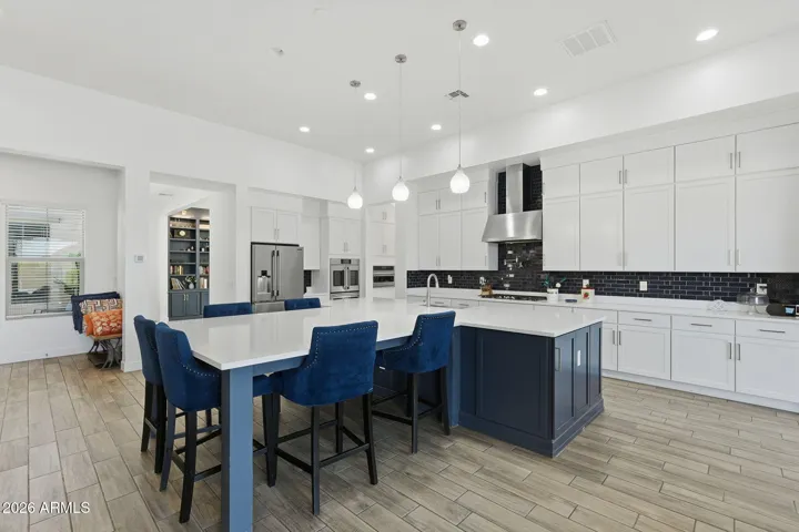 This T-shaped extended island seats 6 large bar stools