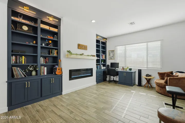 This feature was not offered by the builder. Owners dreams for this space was completed after the purchase.