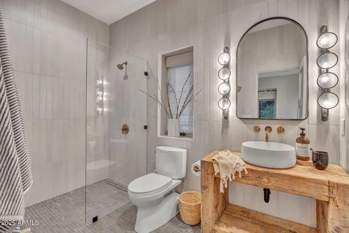 3rd bath w curbless shower