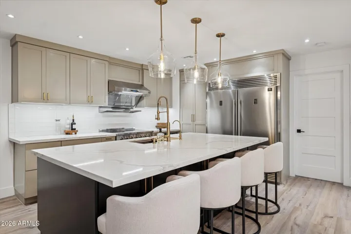 Oversized Island with Generous Storage