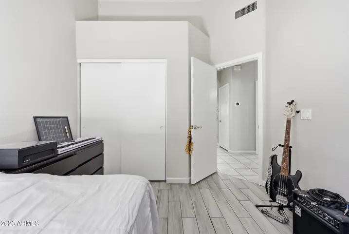 Guest Bedroom 1 - view 2