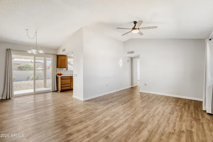 Split floorplan, vaulted ceiling, Livingroom .
