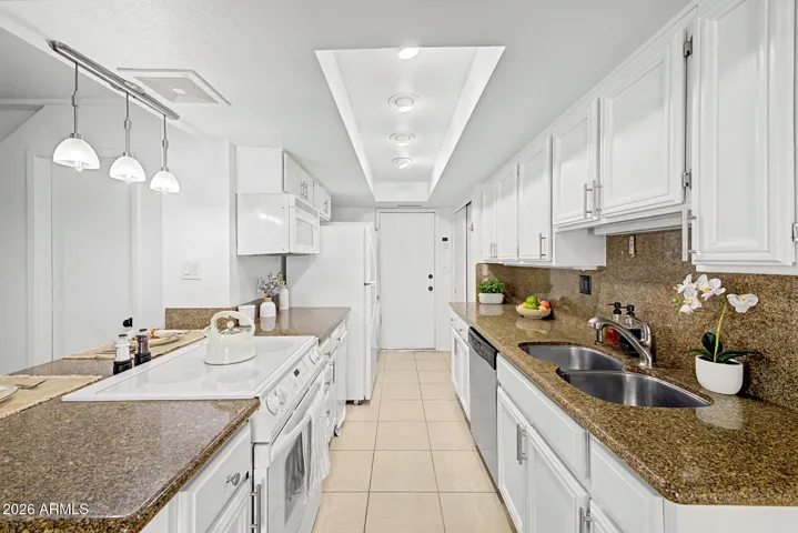 Nice cozy kitchen with granite counters and backsplash.