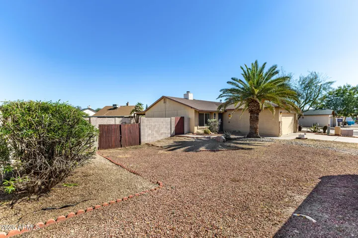 Large Front Yard w/ RV Gate