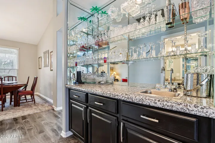 That flows into the eat in kitchen / flex space.