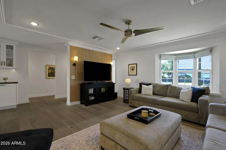 Bay windows lots of light in front family/great room