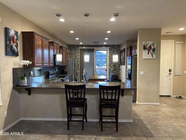 Kitchen & Dining