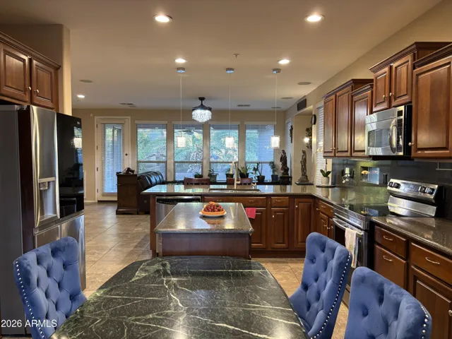Kitchen & Dining