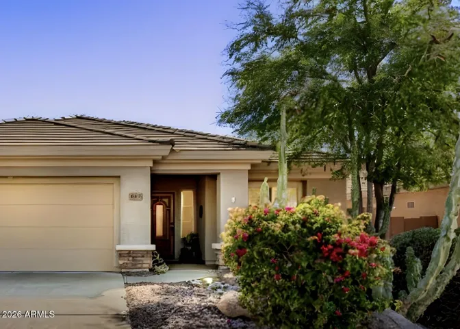 Manicured desert landscaping, welcome home!