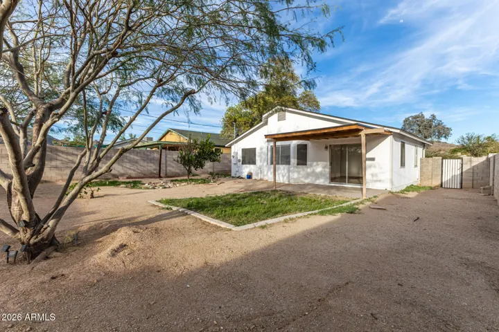 Large blank slate - add a pool or casita