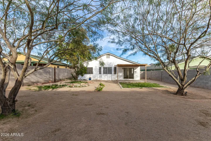 Large blank slate - add a pool or casita